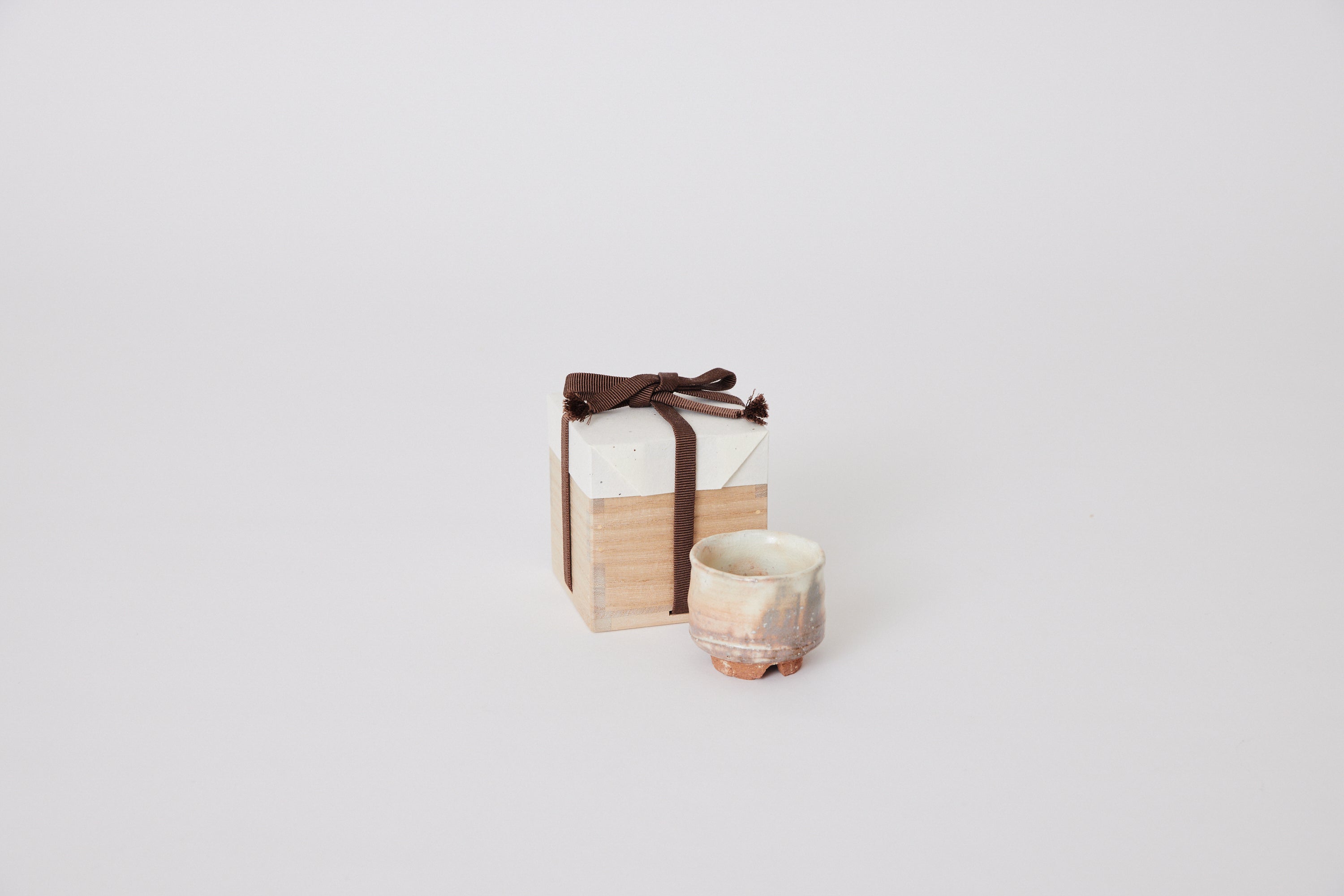 きよみん祝い箱付き絞り染、刺繍美術、桶絞り工芸　新品正絹産着純四季花刺繍文 日本刺しゅうにあこがれて 絹糸の優美な輝き文様フレームの会